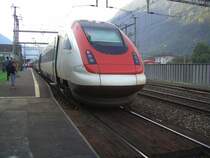 Der SBB ICN auf Gleis 1 im Bahnhof Erstfeld. Dieser Zug ist als Extrazug gefahren wegen dem Gotthardjubil�um. (08.09.2007) 