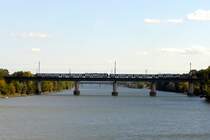 Ein 4020er Doppel �berquert bei Wien Lobau die neue Donau. Aufgenommen am 13.10.2007