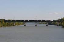 Der rote Kreuz Taurus �berquert bei Wien Lobau die neue Donau. Aufgenommen am 13.10.2007