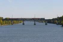 Eine 753 �berquert bei Wien Lobau die neue Donau. Aufgenommen am 13.10.2007.