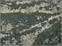 Die Gelmerseebahn f�hrt von Handeck auf 1412m hinauf zum gleichnamigen Stausee auf 1850m �/M.. Die Fahrzeit betr�gt 10 Minuten, was bei einem einzigen Wagen mit 24 Sitzpl�tzen eine Stundenkapazit�t von lediglich 48 Personen ergibt, und damit Wartezeiten in Kauf genommen werden m�ssen. Die Fahrt �ber die 106% steile Felswand ist spektakul�r und auch bei geringerer Neigung, wie im oberen Teil (Bild) allemal ein Erlebnis der besonderen Art. (09.10.2007) 