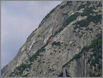 106%, die steilste Standseilbahn der Welt, die Gelmerseebahn der KWO (Kraftwerke Oberhasli) im Grimselgebiet. Im Grimselgebiet rund um die Passstrasse gibt es unz�hlige Stauseen, die untereinander mit Stollenbahnen, Standseilbahnen und vor allem Luftseilbahnen erschlossen sind. Somit k�nnen die Angestellten w�hrend der Wintersperre der Passstrasse ihre Arbeitspl�tze ohne Gefahr erreichen. (09.10.2007)