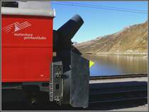 Schneeschleuder Xrot e 4932 der MGB auf dem gut 2000m hohen Oberalppass. Entlang des Sees f�hren Bahn und Strasse durch die Lawinengalerie. (08.10.2007)