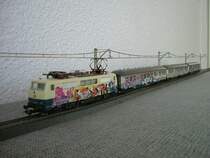 Die M�rklin Grafitti-Edition war damals nur �ber Idee+Spiel Fachgesch�fte erh�ltlich und ist heute auch �ber Ebay komplett nur schwer zu bekommen. Die 111 018 mit 3 Silberlingen.
