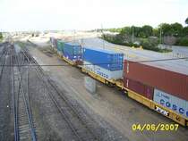 In den USA werden wie hier auf Containerwagen oft zwei Container �bereinandergeladen. Aufgenommen am 4.6.2007 in Houston (Texas).