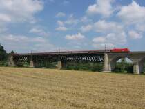 Eine 1116 �berquert am 4.8.2007 mit EC 25 die Donaubr�cke in Regensburg.