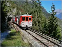 Der BDeh 4/4 N° 5 schiebt den BDt N° 65 bergwärts Richtung Le Châtelard.
Das Bild entstand kurz nach Le Trétien, auf dem Stromschienenabschnitt.  
14. Oktober 2007