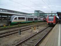 Die Desiro Doppelgarnitur der Vogtlandbahn ist auf Gleis 4 eingefahren. Auf Gleis 1 steht die BR 612 591-8 (Regensburg HBF 07.09.2007)