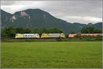 Seitenansicht der ES64U2-034 und der ES64U2-001. Letztere war neben der ES64U2-002 die erste Lok die die Lokomotion f�r ihre Z�ge angemietet hat.