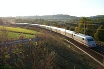 Der ICE 29 kommt den weiten Weg von Hamburg-Altona, hier im letzten Licht auf der Passauerbahn bei Haiding (O�). [29.09.07,17:46]