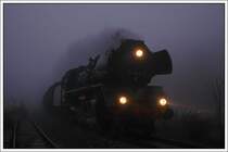 Der erste Plandampfzug im Werratal am 11.10.2007 f�hrte von Eisenach nach Bad Salzungen. Der 700 Tonnen schwere gemischte G�terzug war mit 41.1144 und 52 8075 bespannt. Bei recht schwierigen Lichtverh�ltnissen entstand n�chst Oberrohn mein erstes Plandampffoto von diesem Event, und es sollten noch einige folgen ;-)