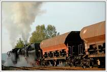 Obwohl eigentlich ein Gegner von Nachsch�ssen, aber ich finde es sollte auch gezeigt werden, was die beiden Maschinen hier leisten. Am besten w�re das nat�rlich auf Film, aber ich hoffe, es kommt auch so ein Wenig die Kraftanstrengung der beiden Maschinen r�ber. 11.10.2007 – Ausfahrt aus Immelborn mit dem 2570 Tonnen schweren Kieszug - Plandampf eben.