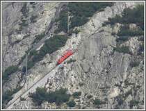 Die gut besetzte Gelmerbahn auf dem Weg nach oben. Wie mir ein Arbeitskollege und Reisespezialist meldet, schm�cken sich die Kraftwerke Oberhasli mit dem Attribut  steilste Standseilbahn der Welt , was aber erwiesenermassen nicht stimmt. Die Gelmerbahn mit 106% wird von der Katoomba Scenic Railway in den australischen Blue Mountains mit 122% noch �bertroffen. Nichtsdestotrotz ist die Fahrt spektakul�r, was beim Betrachten der nachfolgenden Bilder in schneller Reihenfolge abschliessend nochmals veranschaulicht werden soll. (09.10.2007)