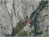 Zur Beruhigung an Reiseinteressierte, die Fahrgeschwindigkeit ist sehr langsam, es entsteht somit kein Achterbahnfeeling. Wer die Talfahrt scheut, kann den Weg auch zu Fuss in 2 Std. zur�cklegen.
Gelmerbahn (09.10.2007)