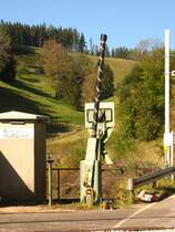 W�hrend der Gleisbauarbeiten entlang der Schwarzwaldbahn sind die Schranken des B� Nu�bachs sch�n eingepackt 16.10.07