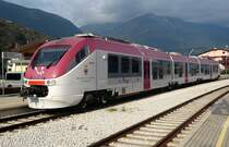 MD-Tn 05  Minuetto  am 10.10.2007 in Borgo Est, an einer eingleisigen Nebenstrecke von Trento nach Bassano del Grappa am s�dlichen Rand der Dolomiten. Die  Minuettos  der Provincia Trento geh�ren zwar auch zur FS Trenitalia, haben aber als einzige eine andere Lackierung.