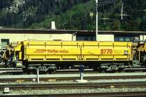 RhB - Fau 8770 am 11.05.1994 in Thusis - Selbstentladwagen mit Kippvorrichtung, Einmuldenkipper 4-achsig mit 1 offenen Plattform - �bernahme 20.08.1991 - NEVAG - Gewicht 21,55t - Zuladung 34,00t - L�P 10,44m - zul�ssige Geschwindigkeit 80/B km/h -  Logo RhB in rh�toromanisch.
