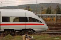 Geschwindigkeit ist alles! ICE 411 im Bhf Lichtenfels Kbs 820 17.10.2007 