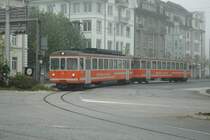 Der Be 4/4 der asm schleicht am 15.10.07 mit einem Steuerwagen in Solothurn um die Ecke.