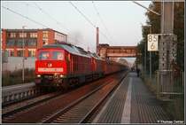 Eigentlich wollte ich am Abend des 16.10.07 schon einpacken, als in der Ferne doch noch etwas rotes um die Ecke bog. Und so gelang es doch noch das Double 232 485 + 232 703 mit dem Kohleleerzug nach Siegmar im allerallerletzten Abendlicht in Chemnitz-Sch�nau auf den Chip zu bannen. Manchmal wird Geduld eben doch belohnt!