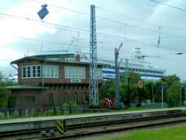 Alter Bahnhof von Bahnhof von Warnem�nde mit Kreuzfahrtschiffkulisse  AIDA-AURA  in den Morgenstunden des 27.Aug.2007