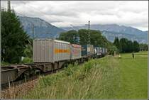 Typischer BrennerKombi (1): Im Bild sind Doppeltaschen-Gelenkwagen von KombiVerkehr und Taschenwagen der DB bzw. FS. Beladen mit L�blein, LKW Walter und Bertschi AG D�rren�sch Containern bzw. Wechselbr�cken/Aufliegern.
