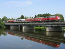 218 153 �berquert am 14.8.2007 mit RE 453 die Naabbr�cke in Schwandorf.