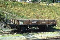 RhB - Xk 8606 III am 01.09.1993 in Pontresina - Niederbord-Dienstwagen 2-achsig mit 1 offenen Plattform f�r Materialtransporte - Baujahr 1908 - SIG - Gewicht 4,35t - Zuladung 9,00t - L�P 6,30m - zul�ssige Geschwindigkeit Aufkleber 60/B km/h -  �=17.01.1990 - Lebenslauf: ex BB L 309 - 1943 RhB L 6053 - 1947 X 28 - 1954 X 9128 - 1972 Xk 8606 III - 2000 Abbruch - Hinweis: Wagen aus der 1. Bauserie der ex Berninabahn
