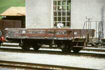 RhB - Xk 8607 am 30.05.1992 in Davos Platz - Niederbord-Dienstwagen 2-achsig mit 1 offenen Plattform f�r Materialtransporte - Baujahr 1908 - SIG - Gewicht 5,00t - Zuladung 9,00t - L�P 6,30m - zul�ssige Geschwindigkeit Aufkleber 60/B km/h -  �=24.01.1990 - Lebenslauf: ex BB L 307 - 1943 RhB L 6051 - 1970 ausr - 1973 8607 - 05/2000 Abbruch - Hinweis: Wagen aus der 1. Bauserie der ex Berninabahn
