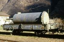 RhB - Xk 8609 am 16.03.2000 in Grono - Niederbord-Dienstwagen 2-achsig mit 1 offenen Plattform mit 7000l-Zisterne f�r Wasser/Unkrautvertilgung - Baujahr 1890 - SIG - Gewicht 4,77t - Zuladung 10,00t - L�P 6,30m - zul�ssige Geschwindigkeit 55 km/h -  �=15.05.1992 - Lebenslauf: ex LD M 209 - 1895 RhB M 1109 - 1943 RhB L 6051 - 1969 X 8609 - ? zu Misox Xk 8609 - 05/2000 Abbruch.
