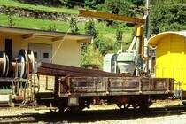 RhB - Xk 8612 II am 28.08.1995 in Poschiavo - Niederbord-Dienstwagen 2-achsig mit 1 offenen Plattform und S�ulendrehkran 500kg - Baujahr 1908 - SIG - Gewicht 4,35t - Zuladung 9,00t - L�P 6,30m - zul�ssige Geschwindigkeit 60/B km/h -  �=08.02.1991 - Lebenslauf: ex BB L 304 - 1943 RhB L 6049 - 1969 Ek 6049 - 1974 Xk 8612 II - 05/1999 Abbruch. Hinweis: Wagen aus der 1. Bauserie der Berninabahn

