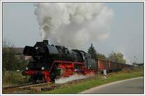 Zus�tzlich zu den Plang�terz�gen wurden an den Plandampftagen auch 2 bis 3 Fotoz�ge in Verkehr gesetzt. 41 1144 am 11.10.207 bei der Ausfahrt mit so einem Fotozug aus dem Bahnhof Wernshausen. Bei dieser Aufnahme konnte ich nicht durch den Sucher schauen. Ich habe die Kamera lediglich zwischen zwei K�pfen durchgehalten und abgedr�ckt.