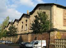 Der erste gro�e Chemnitzer Lokschuppen wurde 1858 mit einer mittig gelegenen Schiebeb�hne erbaut. Hier die Ansicht von der Lerchenstra�e. Der hintere Teil ist bereits abgerissen oder irgendwann von alleine zusammengebrochen. 16.10.07