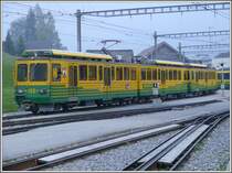 Noch ist es neblig in Grindelwald Grund am Morgen um 9.00 Uhr.
Zwei Doppeltriebwagen 132 und 134 machen sich als Verst�rkungszug nach Kleine Scheidegg einsatzbereit. (11.10.2007)
