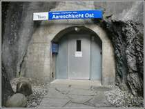 Aareschlucht Ost der MIB ist eine besondere Haltestelle und dient vor allem den Schluchtenwanderern. Der Triebwagen h�lt mitten im Tunnel mit der vorderen T�re genau hinter der hier abgebildeten Pforte. So gelangt man direkt ins Freie und �ber eine H�ngebr�cke zum Schluchteneingang. (09.10.2007)