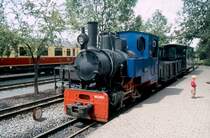 August 2007. Ein eher ruhiger Tag im DDM und trotzdem ist der  Fahrplan  an diesem Tag nur Makulatur. Eine Feldbahn mit 30 (!!!) Minuten Versp�tung. Jetzt haben wir wenigstens die Gewissheit, dass es keine Eisenbahner sein k�nnen, die hier den Betrieb leiten.