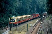 02.09.2007. Hamburg - Feierlichkeiten zum 100-J�hrigen Jubil�um der elektrischen S-Bahn in der Hansestadt. Solch eine Zusammenstellung sieht man nicht mal in Berlin. Vorne ein 481er Viertel frisch aus der HU, ein Schutzwagen, eine von der BVG beschaffte Diesellok, noch ein Schutzwagen und das 167er Traditionsviertel. Hier die gesamte Komposition bei der Einfahrt in Poppenb�ttel