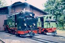 Stelldichein der Schmalspur-Veteranen vor dem Lokschuppen in Radeburg