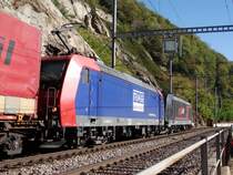 Nachschuss auf eine Crossrail 185.2 und die Re 482 002, die mit einem Stilreinen Crossrail-Pritschen-Zug nach S�den streben unterhalb von Lalden am 16.10.2007.Leider konnte ich den Zug nicht von vorne Aufnehmen, weil er von einem EW IV-Pendelzug verdeckt wurde...