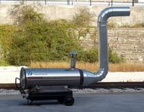 Was ist das? Auf jeden Fall ein Ventilator mit  Ofenrohr , R�dern und Kabel mit Netzstecker, aber zu was? Mein Vorstellung ist, damit wird bei starker K�lte warme Luft als Starthilfe in die K�hlschlitze der Dieselloks geblasen, oder wei� jemand einen anderen Verwendungszweck? Aufgenommen am 15.10.2007 auf einen Bahnsteig in Belluno, 2 standen hier und 2 bei einen Betriebsgeb�ude.