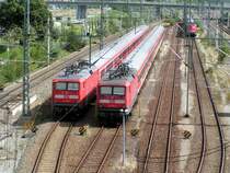 Zwei Z�ge abgestellt in der N�he des Bahnhofs von Wolfsburg am 22.08.04.