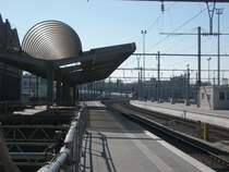 Bald wird auch die letzte Bahnsteigbedachung der Vergangenheit angeh�ren. Eines von zwei verbliebenen Teilst�cken der Bedachungen auf den Bahnsteigen 9 und 10. Die Bahnsteige wurden schon verbreitert. 14.10.07