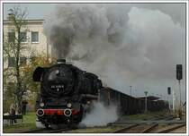 13.10.2007 - letzer Planddampftag im Werratal. 44 1486 bei der Ausfahrt aus Bad Salzungen mit einem Kiesleerzug, bestehend aus 18 Waggons.