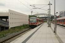 928 220-3 und ein weiterer VT 628 werden am 14.07.2007 im Kieler Hauptbahnhof als RE nach Lübeck Hbf bereitgestellt