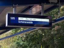 Gesund Durch Laufen h�tte man u.a. am 12. Oktober 2007 mit GDL abk�rzen k�nnen. Infolge des Streiks der GDL hat auch die S-Bahn Berlin GmbH einen Notfahrplan eingerichtet. Dieser Notfahrplan sah keine Fahrten f�r die Linien S45 (Hermannstra�e - Flughafen Berlin-Sch�nefeld) und S85 (Waidmannslust - Sch�neweide) vor. :: Hier ein Zugzielanzeiger im S-Bf Treptower Park, der genau diesen Umstand mit  +++   Zug f�llt aus  zum Ausdruck gebracht hat.