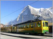 Noch ein letzter Blick auf die Eigernordwand, bevor Tw 122 mit seinem Doppelsteuerwagen Richtung Lauterbrunnen verschwindet und damit auch wieder im Nebel, derkurze Zeit sp�ter hier auf �ber 2000m vom Tal heraufschleicht. Kleine Scheidegg (11.10.2007)
