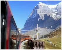 Zum Gl�ck lassen sich auch bei den neuen JB-Z�gen noch die Fenster �ffnen, sonst h�tte ich dieses Bild auf die ber�hmte Eigernordwand nicht machen k�nnen. (11.10.2007)