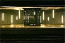 Lichtdesign -

U-Station  Friedrichsbau (Börse), seit 2006 mit Aufzügen erreichbar, interessante Lichtgestaltung um die Aufzüge. 

(M)
