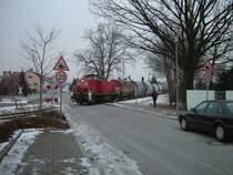 Am 25.01.2006 f�hrt 294 402 mit einem G�terzug aus dem bahnhof Hirschau aus und �berquert gerade die Klaus-Conrad-Stra�e auf dem Weg nach Amberg. (Strecke Amberg-Schnaittenbach)