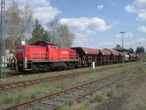 Am 21.04.2005 steht 294 685 mit einem kurzen G�terzug in Hirschau. Die Fcs sind auf dieser Strecke normalerweise nicht unterwegs, sondern wurde ausnahmsweise zu Schottern eines Streckest�cks wegen schlechter Gleislage mitgenommen. (strecke Amberg-Schnaittenbach)